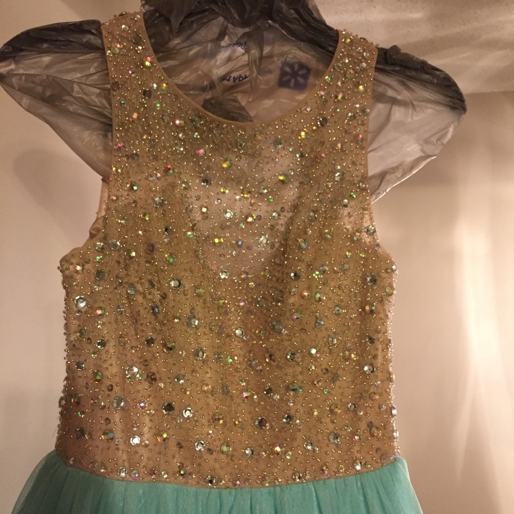 BEAUTIFUL prom dress - Picture 4 of 8